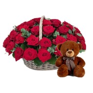Корзина роз с игрушкой Корзина роз с игрушкой
